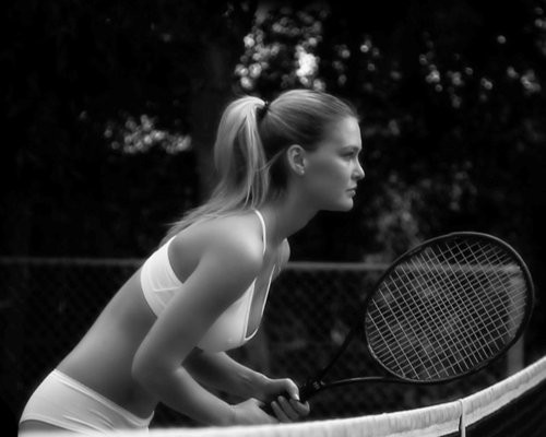 Trong loạt ảnh mới của Under Me, Bar Refaeli đánh tennis và quảng bá đồ nội y bằng cách mặc nó ngay trên sân tennis.